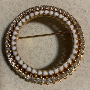 Vintage Warner round gold tone rhinestone and milk glass bead broach (334)